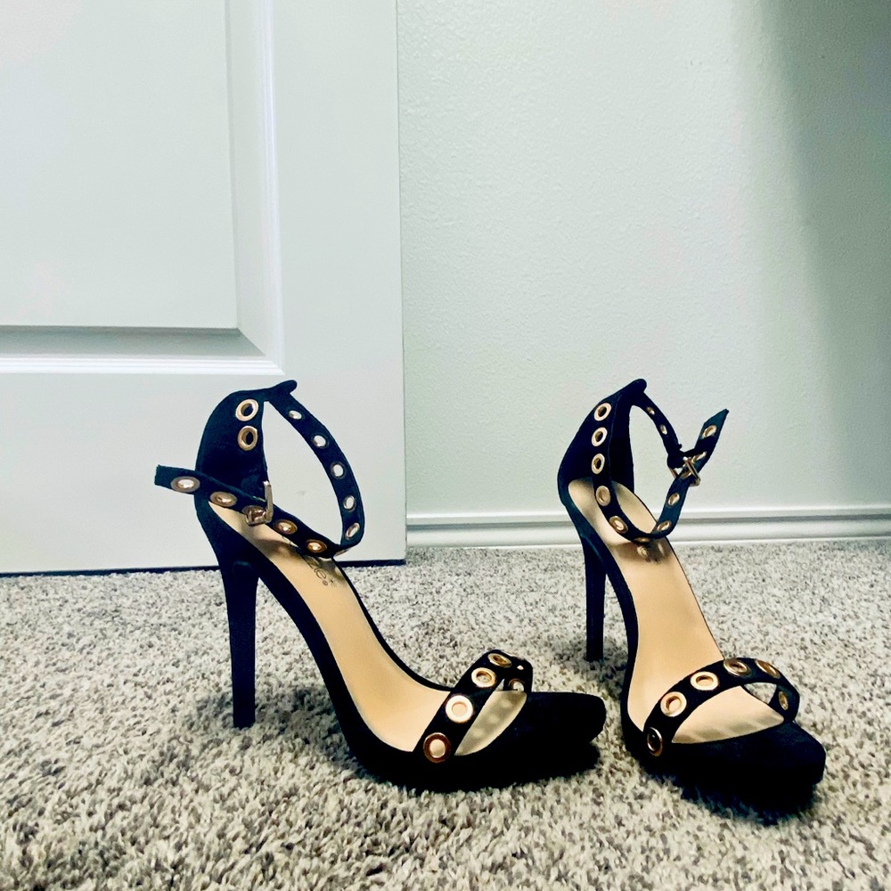 (SOLD)Black strap heels 6.5